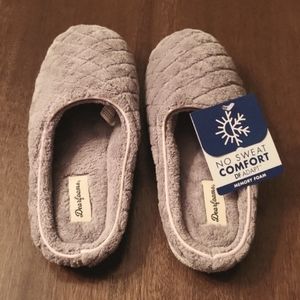 Dearfoam Slippers. NWT. Memory Foam, Medium,7-8, Light/Medium Grey.